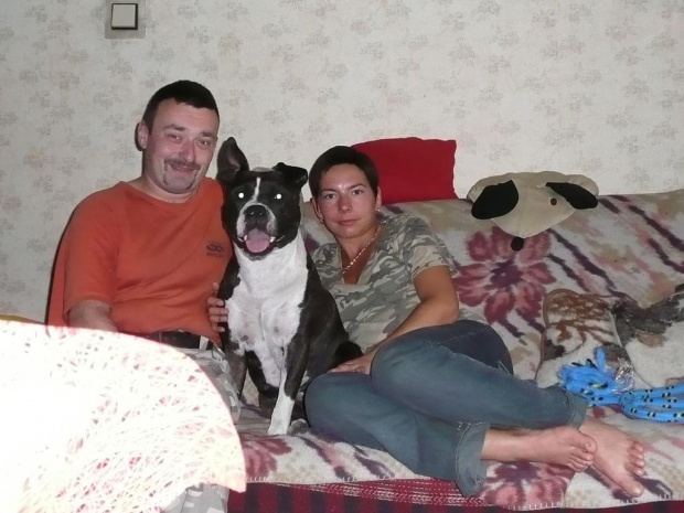 Brzydki facet z małżonką i strasznym psem