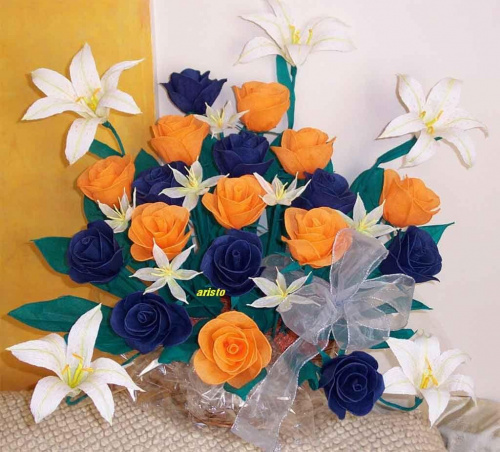 pomarańczowe i granatowe róże wykonane z bibuły + biała lilia z krepiny + białe kwiatki z krepiny + dodatki,średnica kompozycji ok. 80 cm, #artystyczne #bibułkarstwo #BożeNarodzenie #bukiety #chrzest #dekoracje #dekoratorstwo #DlaBabci