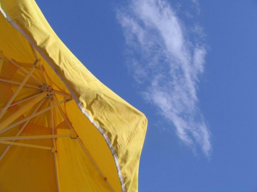 Turcja, wakacyjne kontrasty #parasol #kontrast #niebo #wakacje #urlop #chmura #kolor #żółty