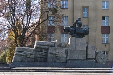 Pomnik Polskich Artylerzystów
(Pl. Zwycięstwa) z 1980 roku, dłuta F. Duszeńko. #pomniki