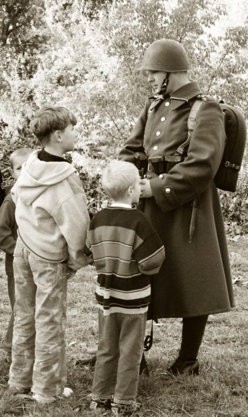 Kiedy będę taki duży,
to też będę w wojsku służył! #Reenacting #Łowicz #Rekonstrukcja #wojsko #Bzura #dzieci #żołnierz