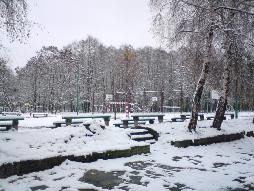 Zimowy krajobraz boiska szkolnego #twórczość