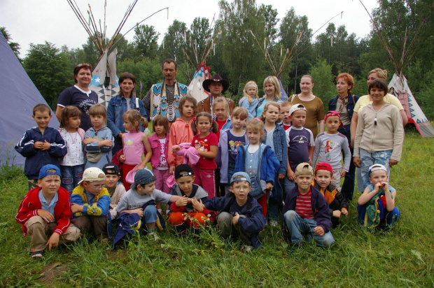 Pożegnanie z indianami i zdjęcia grupowe.