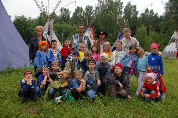 Pożegnanie z indianami i zdjęcia grupowe.