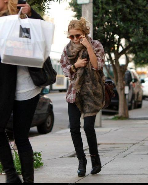 Mary-Kate leaving a resturant in West Hollywood-paparazzi grudzień 2007