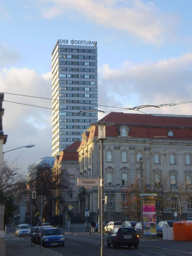 80. Jedyny we Frankfurcie wieżowiec - der Oderturm, charakterystyczny, centralny punkt miasta - miejsce spotkań młodych ludzi.