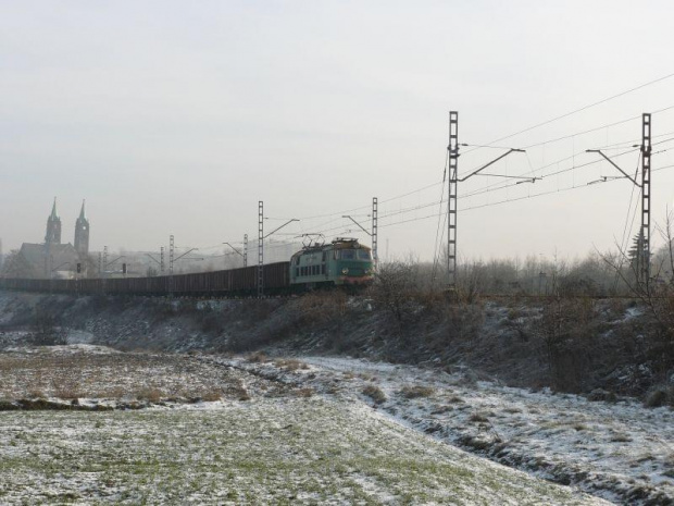 ET22-508 z węglarkami opuścił przed chwilą stację Ruda Kochłowice i zmierza w kierunku Bielszowic. W tle widoczny jest Kochłowicki kościół.
(Szlak Kochłowice-Bielszowice)