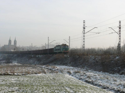 ET22-508 z węglarkami opuścił przed chwilą stację Ruda Kochłowice i zmierza w kierunku Bielszowic. W tle widoczny jest Kochłowicki kościół.
(Szlak Kochłowice-Bielszowice)