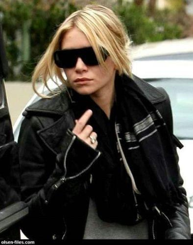 Ashley visits a nail and beauty salon in West Hollywood-paparazzi grudzień 2007