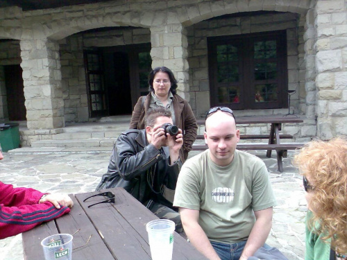 Rafał Kosik fotografuje Kasię przez ramię Bernharda pod czujnym okiem elam