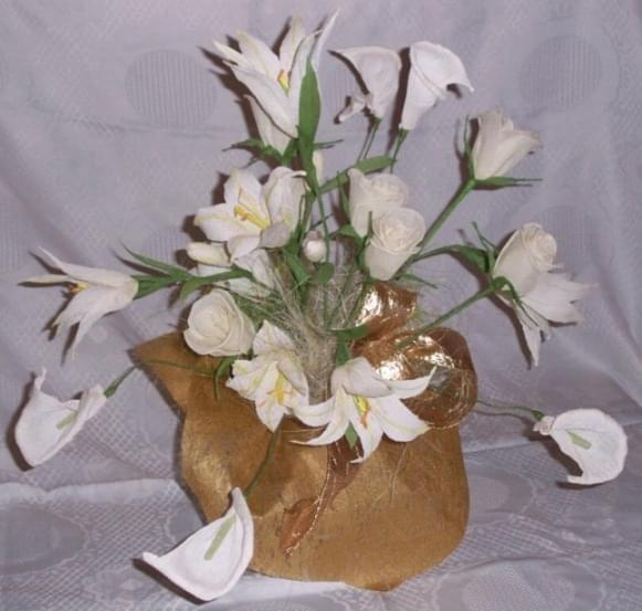 Biały w złotej oprawie #bukiety #chrzest #dekoracje #DlaCiebie #ekologiczne #imieniny #kartki #kompozycje #komunia #kwiaty #KwiatyZBibułki #okolicznościowe #oryginalne #piękne #prezenty #ślub #święta #unikatowe #upominki #urodziny #wyjątkowe