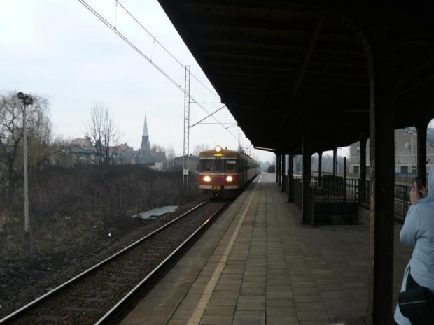 EN57-1167 jako osobowy relacji Częstochowa - Gliwice wjeżdża na stacje Świętochłowice.