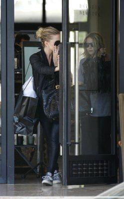 MK and Ash shopping at Barneys-paparazzi lipiec 2007