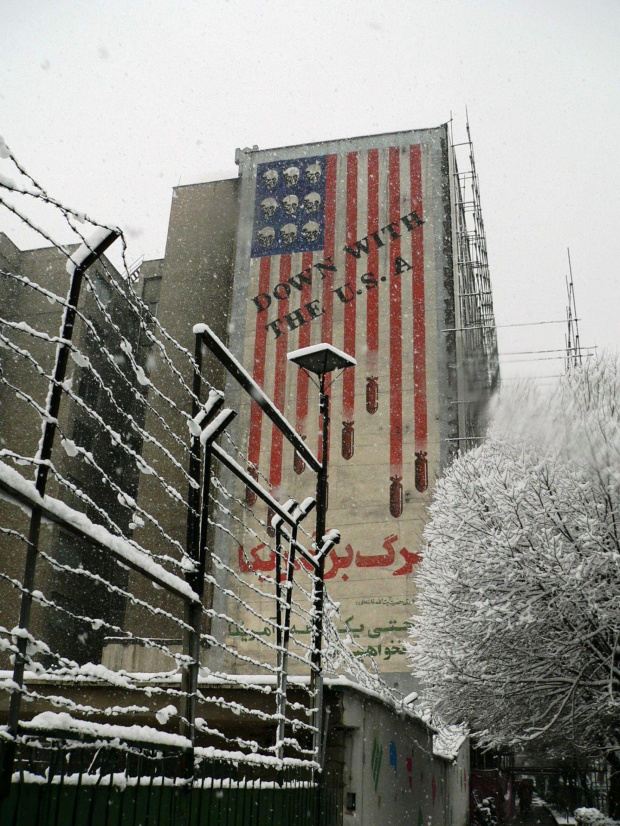 Teheran - antyamerykańskei grafiti, w ostatnich latach na wszystkich propagandowych grafiti w Teheranie w tym na tych na elewacji b. ambasady USA pojawiły się tłumaczenia sloganów napisanych po persku na angielski