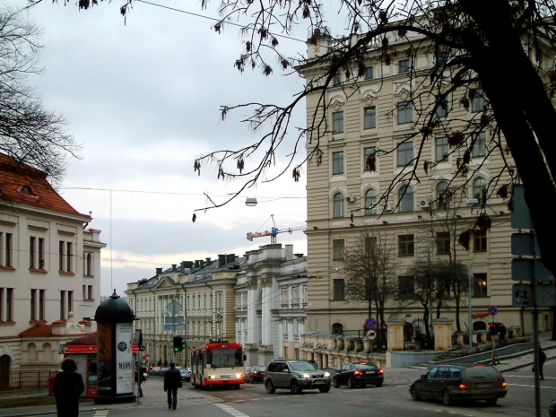 Wilno.Ulica Basanaviciaus (Wielka Pohulanka) w kierunku teatru i dalej w dol do ulicy Zawalnej ( Pylimo)