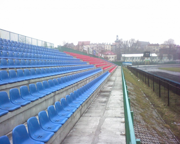 Stadion w Krosnie-nowo wybudowane trybuny i tablica świetlna