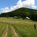 Po śniadaniu zjedzonym w akompaniamencie gitarowej i skrzypcowej muzyki, udaliśmy się na Przełęcz Przegibek (1000 m n.p.m.)