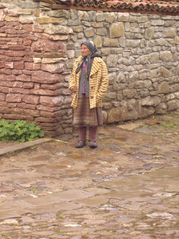 Kotel, Bulgaria. Zbierajaca datki.