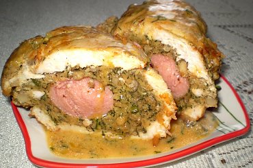 Roladki z kurczaka z pieczarkami i parówką.Przepisy: www.foody.pl , WWW.kuron.pl i http://kulinaria.uwrocie.info/ #jedzenie #kulinaria #roladki #pieczarki #parówka