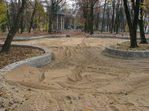 Miejsce na plac zabaw dla dzieci jak wskazują nieliczni z głupoty obłożony kamieniem zamiast drewnem. #park