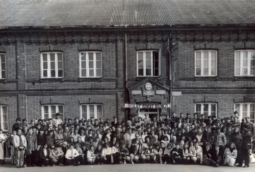 Pamiątkowe zdjęcie wykonane z okazji 95-lecia szkoły w Sobieszynie-Brzozowej #Sobieszyn #Brzozowa