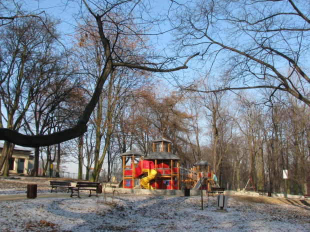 Stary kosz pozostawiony na środku trawnika #park