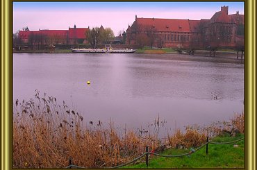 Malbork po drugiej stronie Nogatu. #Malbork #Nogat #miasta #rzeki