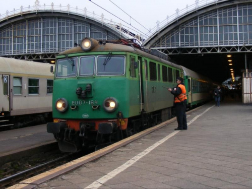 24.03.2008 Stacja Wrocław Główny EU07-164 z poc.,,Szczeliniec,, rel. Wrocław Gł.-Kudowa Zdr.