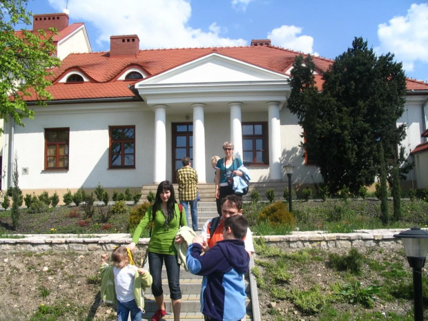 przyległy dworek do budynku muzeum