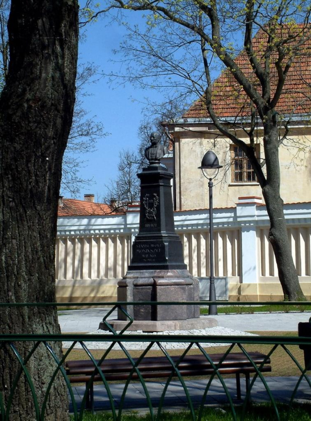 Na zadrzewionym skwerze koło kościoła w 1922 roku ustawiono popiersie Stanisława Moniuszki (1819-72), słynnego polskiego kompozytora. Rzeźbę wykonał Bolesław Bałzukiewicz. #Wilno