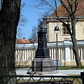 Na zadrzewionym skwerze koło kościoła w 1922 roku ustawiono popiersie Stanisława Moniuszki (1819-72), słynnego polskiego kompozytora. Rzeźbę wykonał Bolesław Bałzukiewicz. #Wilno
