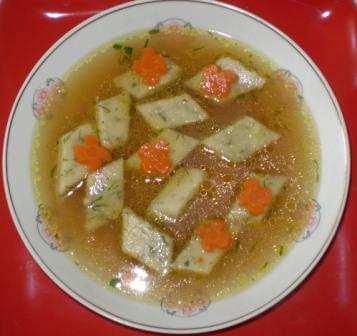Rosół z kurczaka z kostką z kaszy manny.Przepisy na : http://www.kulinaria.foody.pl/ , http://www.kuron.com.pl/ i http://kulinaria.uwrocie.info/ #zupy #rosól #KostkaZKaszyManny #obiad #jedzenie #kulinaria