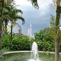 Kuala Lumpur Orchid Garden Ogród Orchidei) i widok na Petronas Towers oraz Menara Kuala Lumpur