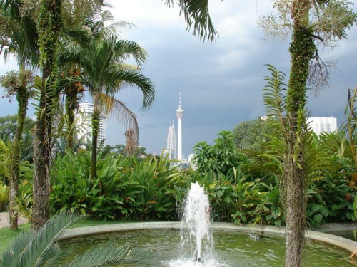 Kuala Lumpur Orchid Garden Ogród Orchidei) i widok na Petronas Towers oraz Menara Kuala Lumpur