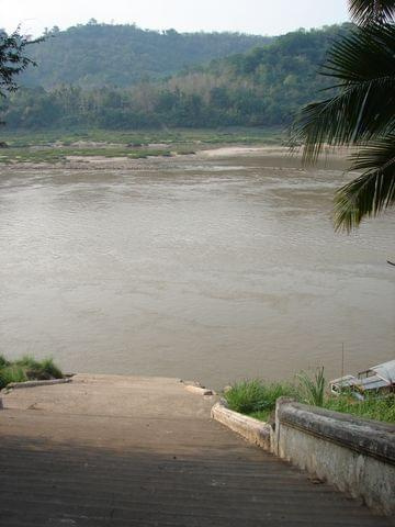 schody do Mekongu zaraz obok Wat Xieng Thong, Luang Prabang