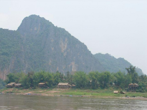 przejażdżka łódką po Mekongu na północ od Luang Prabang