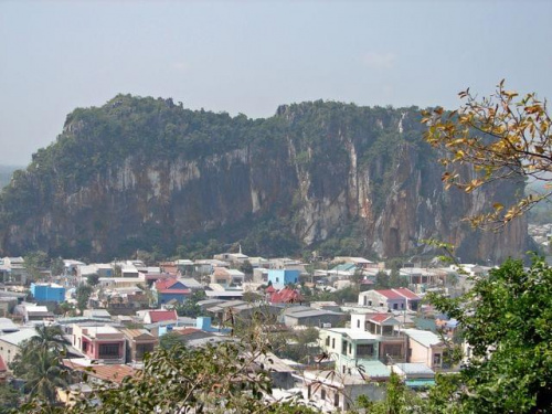 Widok na jedną z Gór Marmurowych, pomiędzy Danang a Hoi An
