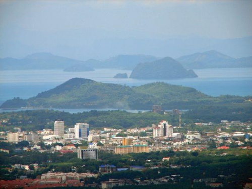 Widok na wschodnią cześć wyspy i Phuket Town ze wzgórza Nakkerd (Khao Nakkerd), wyspa Phuket