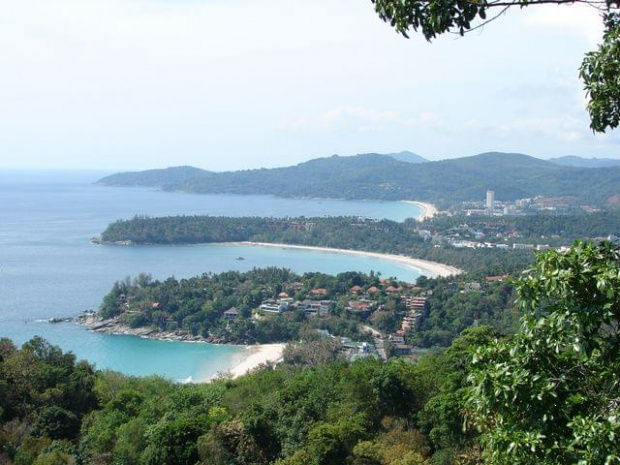 Widok na 2 plaże Kara i plażę Karon (w oddali) z punktu widokowego, wyspa Phuket