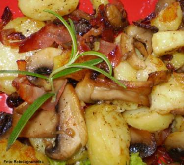Ziemniaki podsmażane z dodatkami .Przepisy na : http://www.kulinaria.foody.pl/ , http://www.kuron.com.pl/ i http://kulinaria.uwrocie.info #ziemniaki #DodatkiDoIIDań #obiad #jedzenie #kulinaria #PrzepisyKulinarne