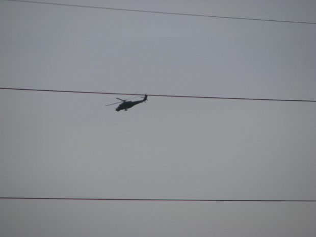 Śmigłowiec Mi-24 nad halą szybowcową w Jeleniej Górze #lotnictwo #śmigłowce #niebo #helikopter #mi24