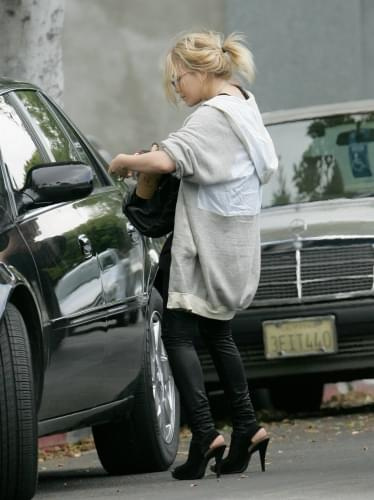 Mary-Kate going to her car-paparazzi maj 2008