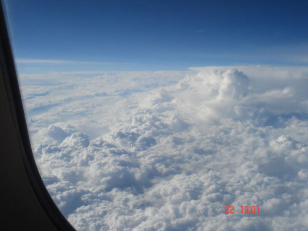 Chmury ujęte z okna w samolocie ...