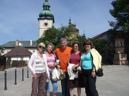 przed klasztorem Klarysek- sanktuarium Św. Kingi
