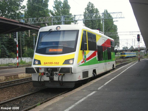 14.06.2008 (Zielona Góra) SA105-102 gotowy do odjazdu z stacji początkowej jako pociąg do Jeleniej Góry.