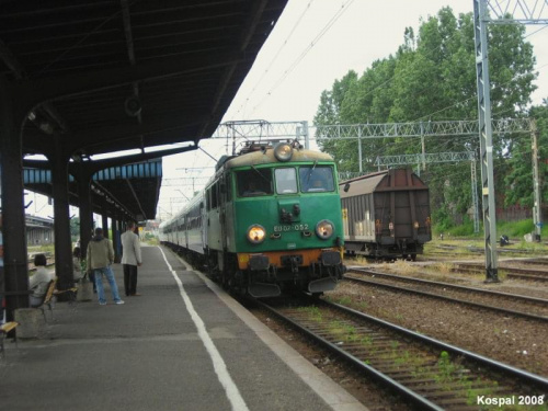 14.06.2008 (Zielona Góra) EU07-052 z pociągiem TLK Zielonogórzanin kończy bieg.