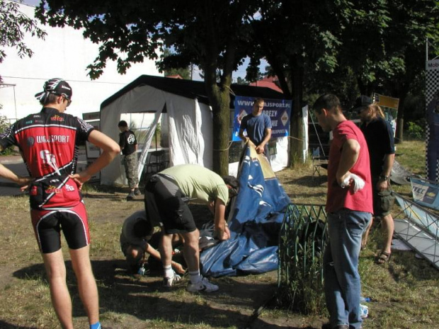 Chłopcy szykują balon relamowy.