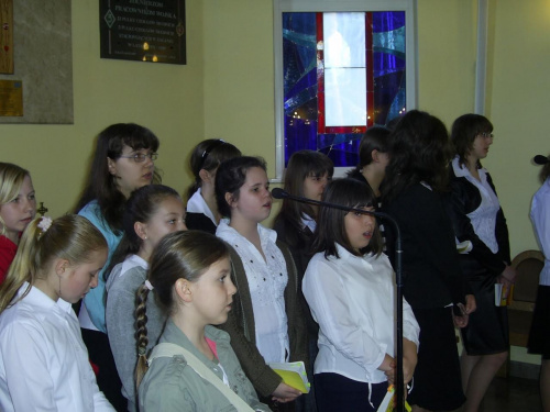 Młodzież szkolna a wnuki zmarłych występuje w chórze. #Kościoły #Militaria