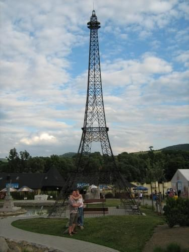 rodzice skoczyli jeszcze na romantyczną wycieczkę do Paryża