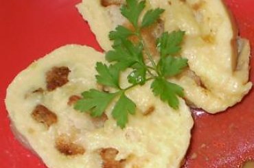 Knedel ziemniaczany z grzankami.Przepisy na : http://www.kulinaria.foody.pl/ , http://www.kuron.com.pl/ i http://kulinaria.uwrocie.info #knedel #ziemniaki #grzanki #DodatkiDoIIDań #obiad #DrugieDanie #jedzenie #kulinaria #gotowanie